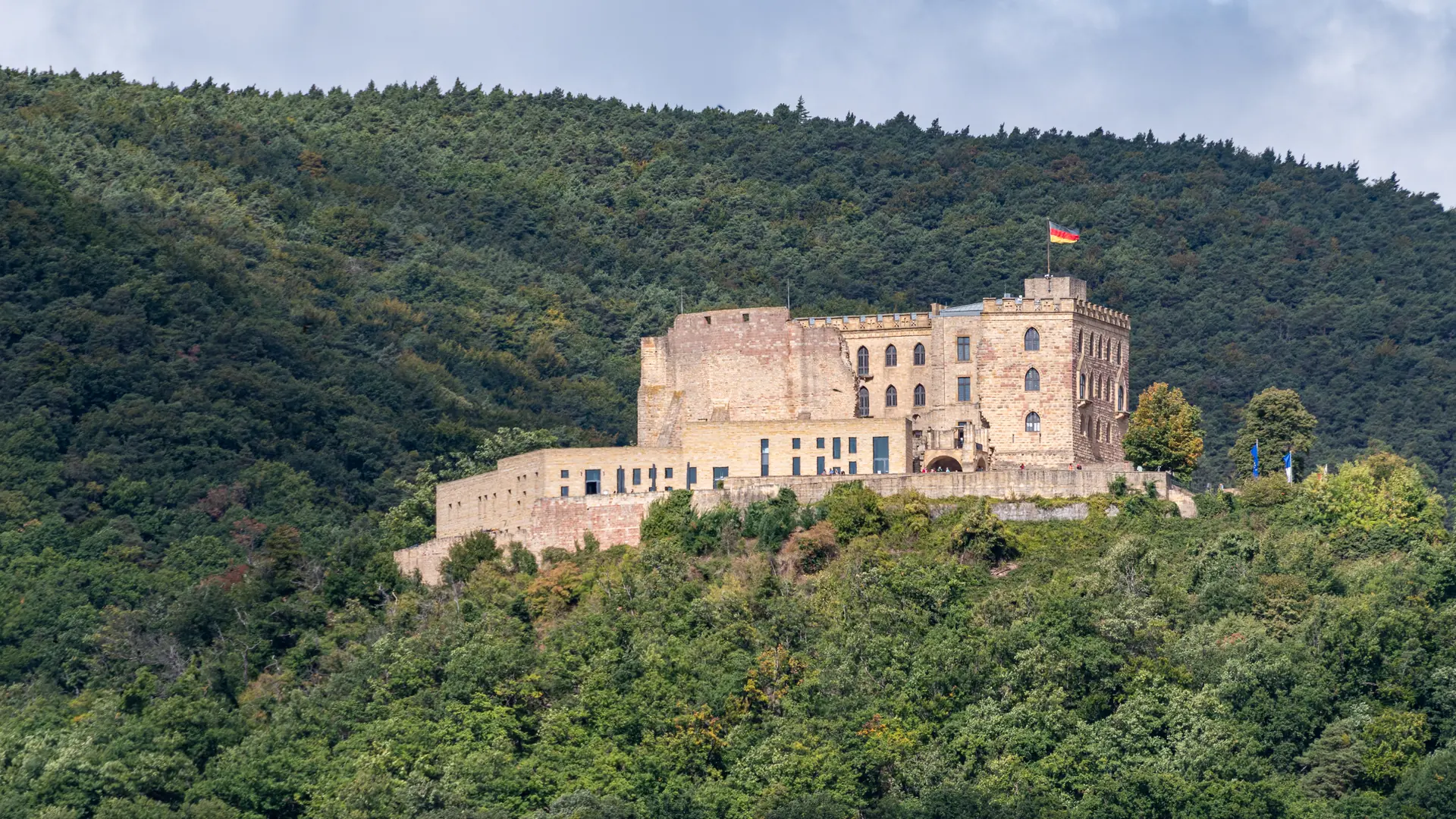 Das Hambacher Schloss im Pfälzerwald oberhalb von Neustadt an der Weinstraße