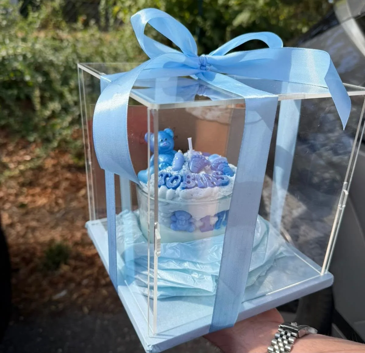 Personalisierte LUNOWIA Duftkerze in einer Geschenkbox mit hellblauer Schleife